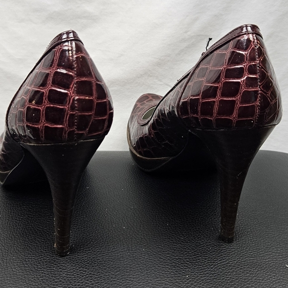 Bandolino Women's Red Red Reptile Pumps Sz‎ 7M Sexy Feminine Holiday Cocktail - Picture 2 of 8